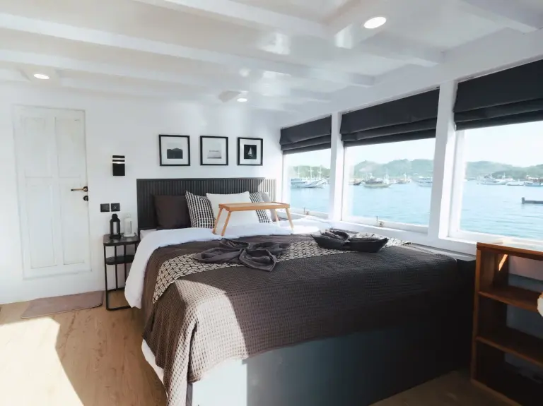 Private Cabin Komodo Derya dengan ranjang double dan jendela ke teluk