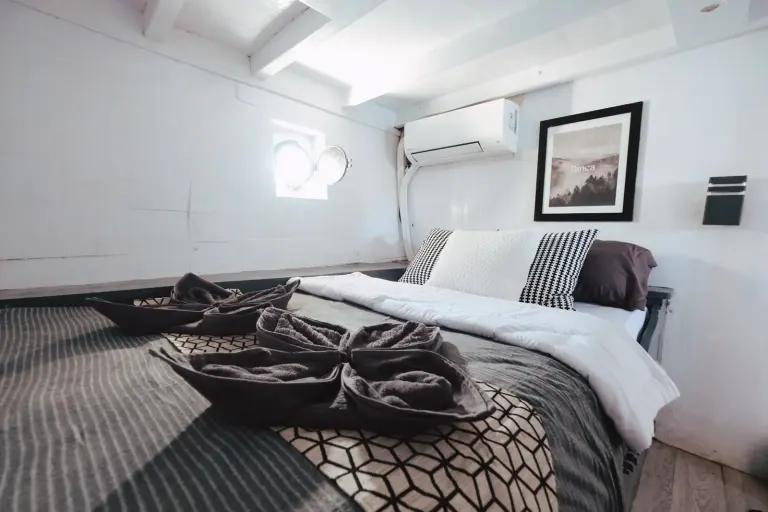 Private Cabin Rinca Derya dengan ranjang double dan jendela bulat