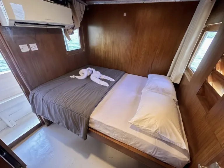 Private Room II Nemmo, ranjang double dengan AC di dinding atas