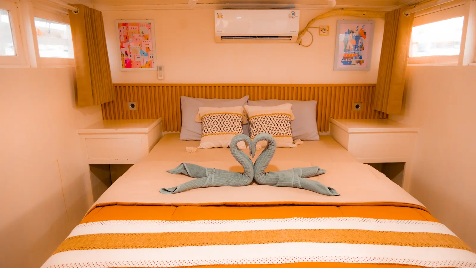 Private Cabin Triton Giona, ranjang double di depan dinding panel kayu