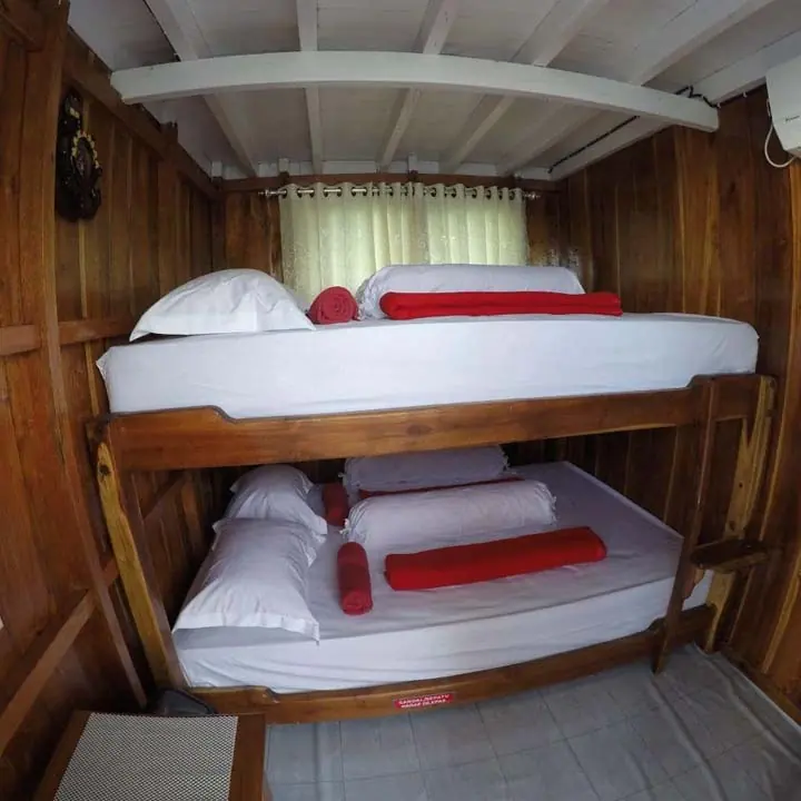Ranjang tingkat di Sharing Room Private Bathroom North Blue dengan handuk terlipat
