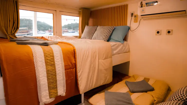 Shared Cabin Thetis Giona, ranjang double ditinggikan dan kasur di bawahnya