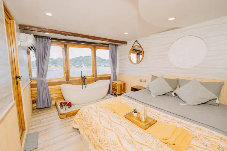 Kamar Sun Cabin, ber-AC, kamar mandi dalam, 2 tamu di Kapal Semesta Voyages, Master Ocean Suite