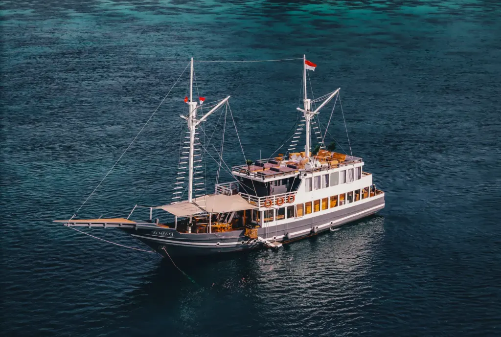 Phinisi Semesta Voyages berlabuh di perairan Komodo, seluruh badan kapal dari udara