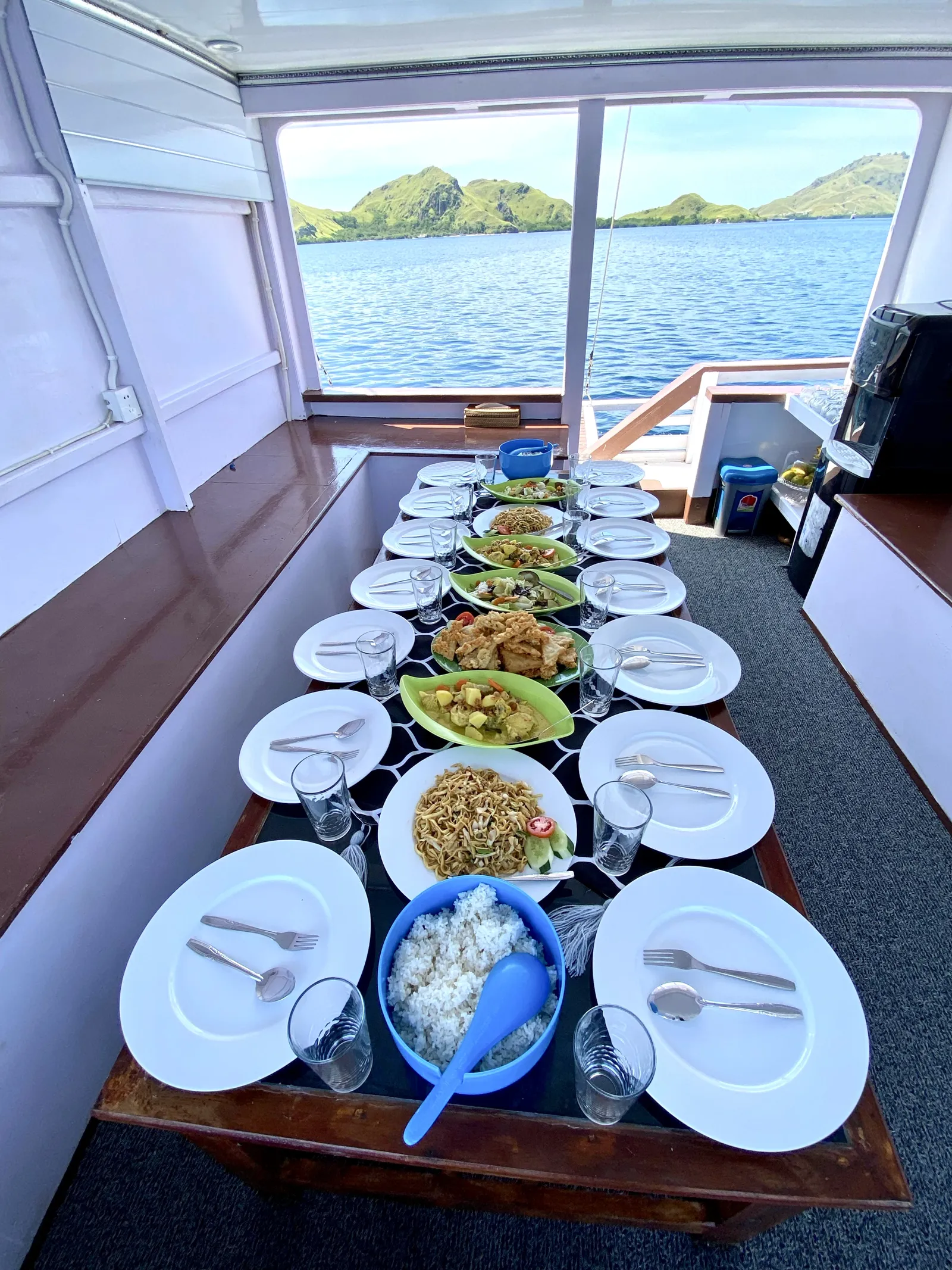 Ruang makan kapal King Cirox 2