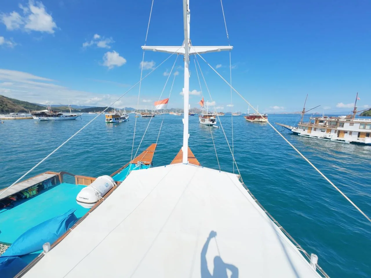 The KLM Arimbi foredeck with the mast and blue sea ahead