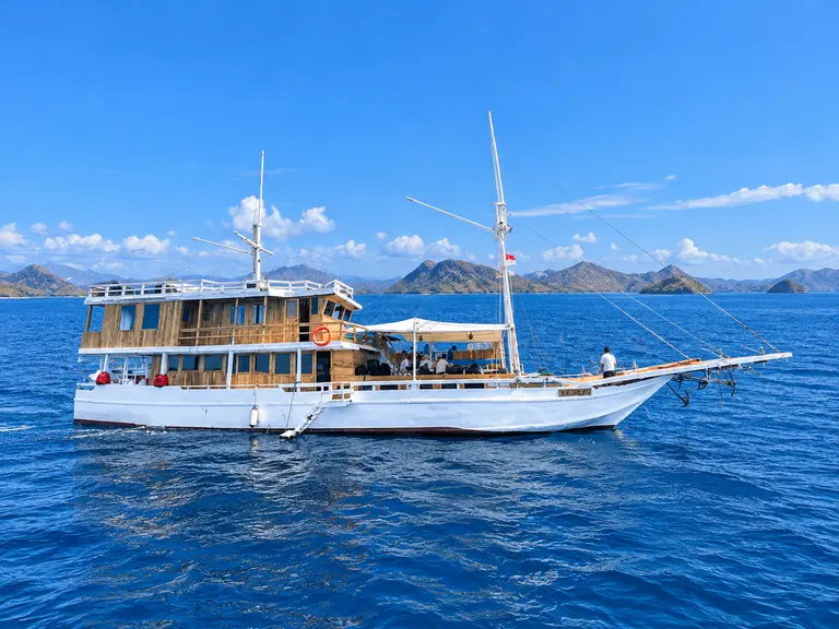 KLM Arimbi, phinisi kayu berlambung putih dengan dua tiang di perairan Taman Nasional Komodo