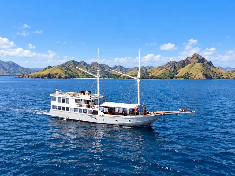 Lanakila, phinisi putih dengan dua tiang di perairan Taman Nasional Komodo