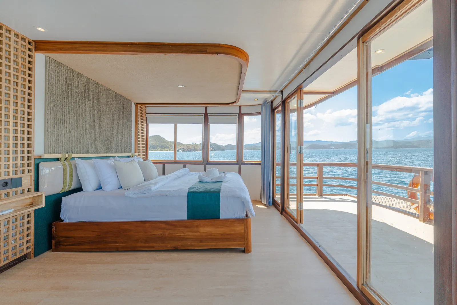 Kabin Royal 270 Marea, ranjang king dengan dinding kaca ke teras pribadi