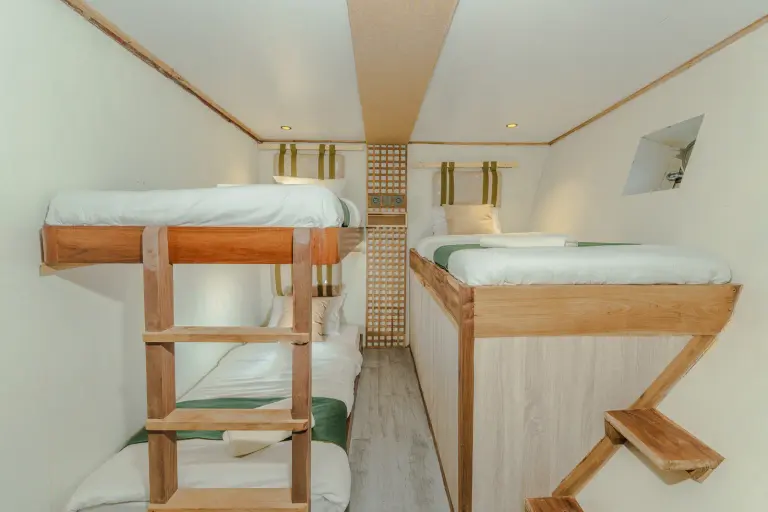 Sharing Cabin 3 Marea, ranjang susun kayu dan ranjang single di sampingnya