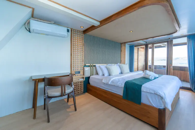 Signature Cabin Marea, ranjang double di depan pintu kaca ke teras dan laut
