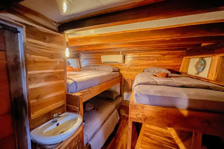Kamar Sharing Cabin, kamar mandi dalam, 4 tamu di Kapal Natural