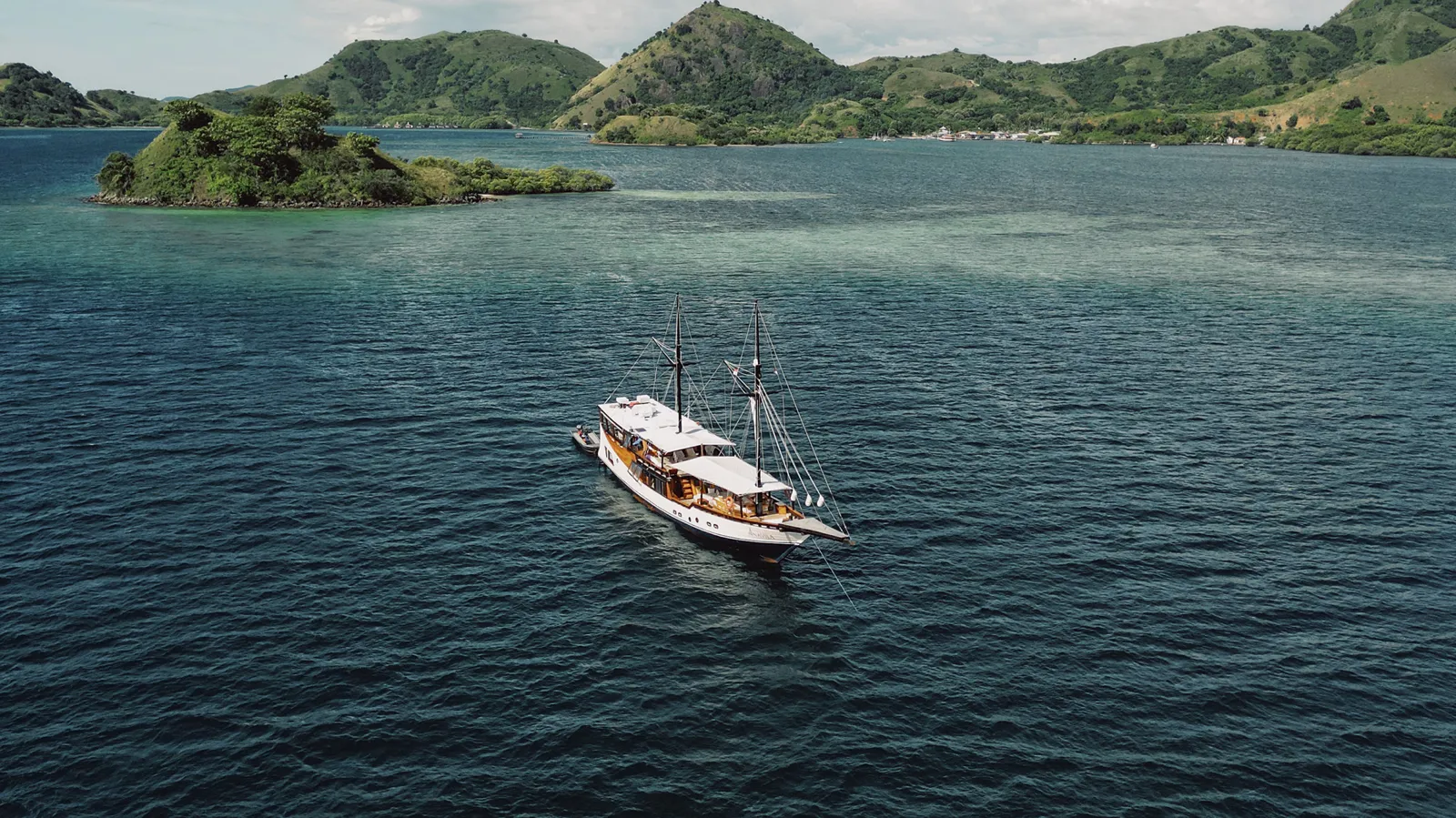 Kapal phinisi Navila berlayar di perairan Taman Nasional Komodo