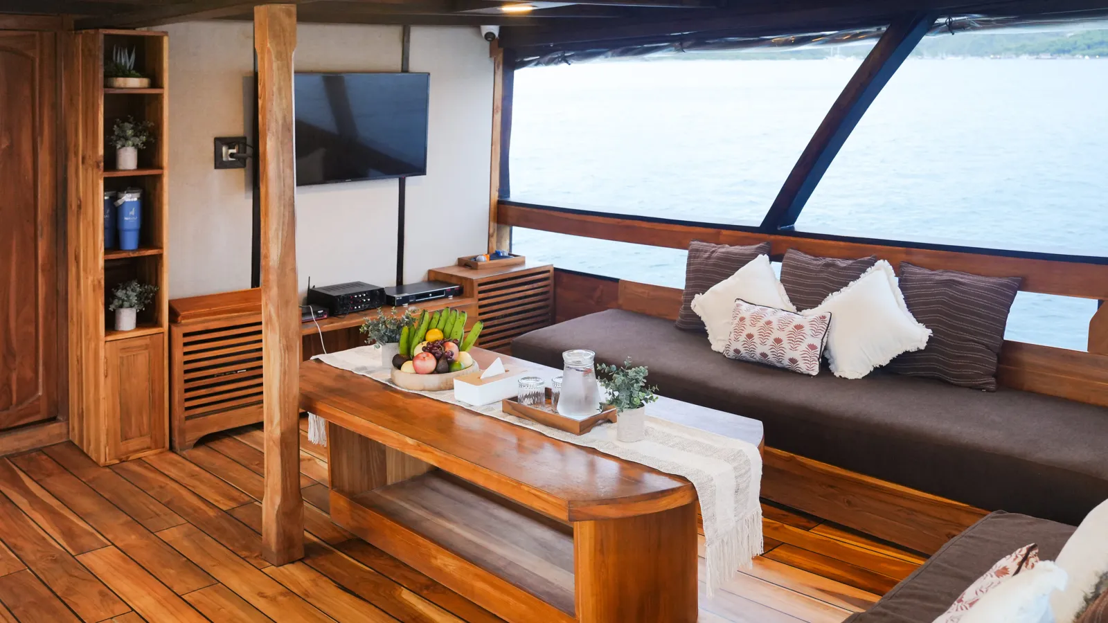 Ruang santai dalam Navila dengan sofa dan TV
