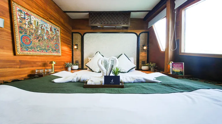 Master Cabin Navila dengan kasur queen dan jendela lebar
