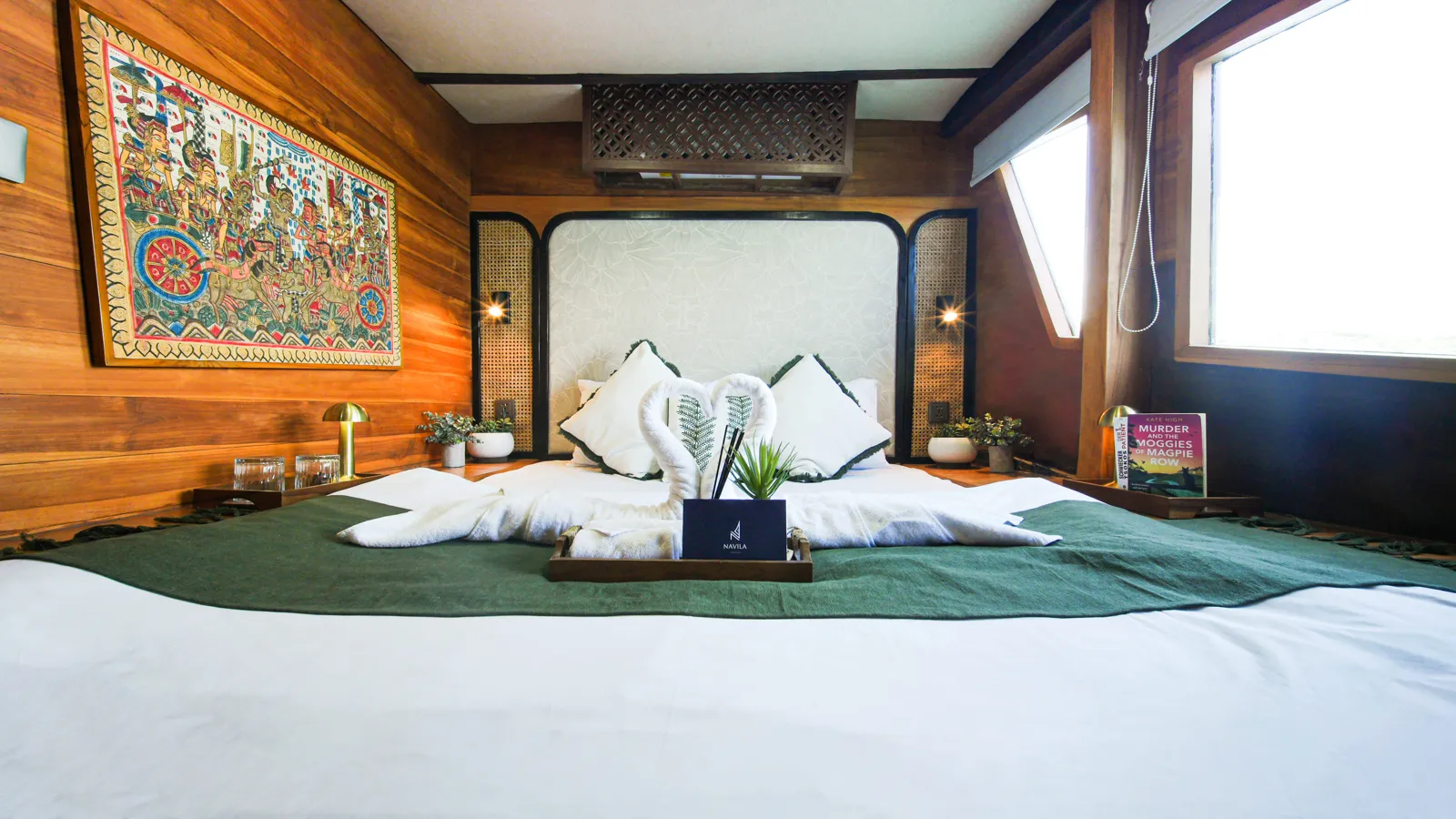 Master Cabin Navila dengan kasur queen dan jendela lebar
