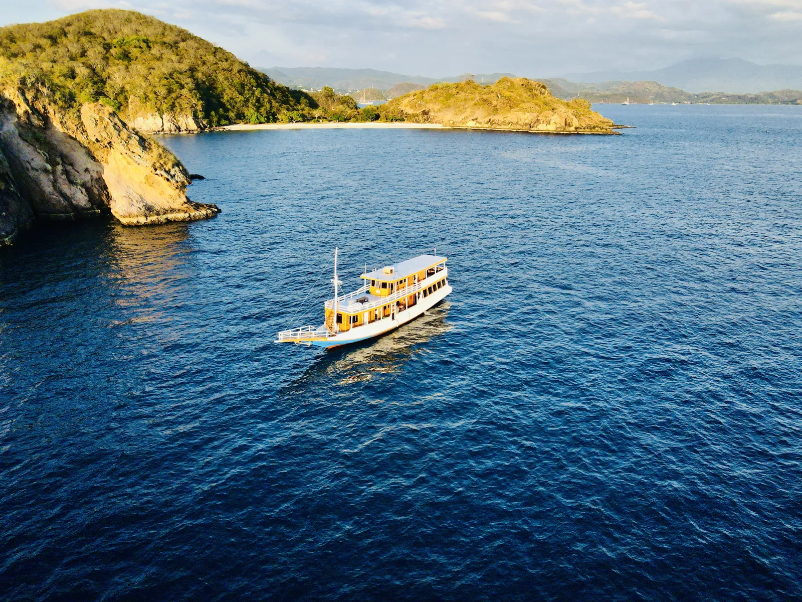 Kapal New Pandawa berlayar di perairan Komodo
