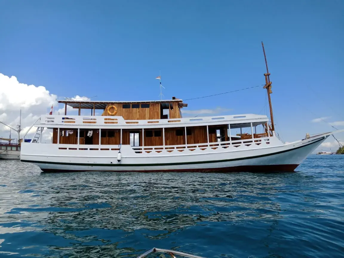 Phinisi North Blue berlambung putih dilihat dari laut