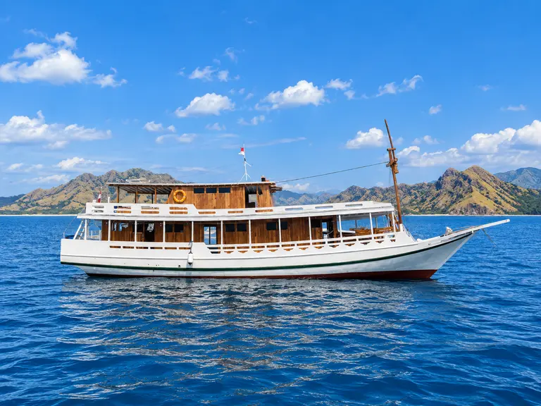 North Blue Liveaboard, kapal kayu dua tingkat berlambung putih di perairan Taman Nasional Komodo