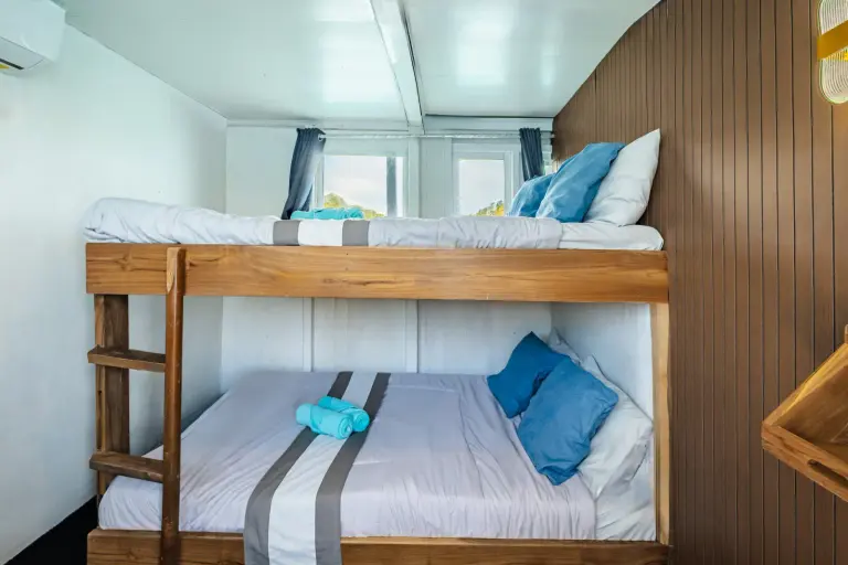 Share Cabin Nusantara Karya, dua ranjang double bersusun untuk empat orang