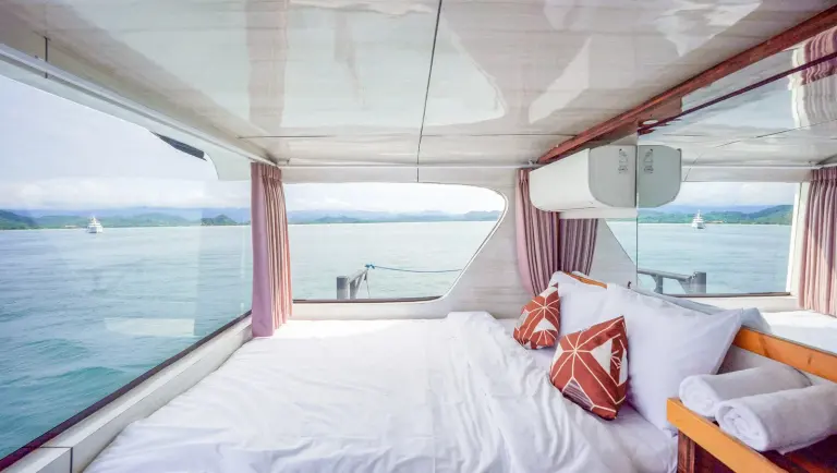Kabin VIP Fullocean Ocean Angel, ranjang double dikelilingi jendela panorama ke laut