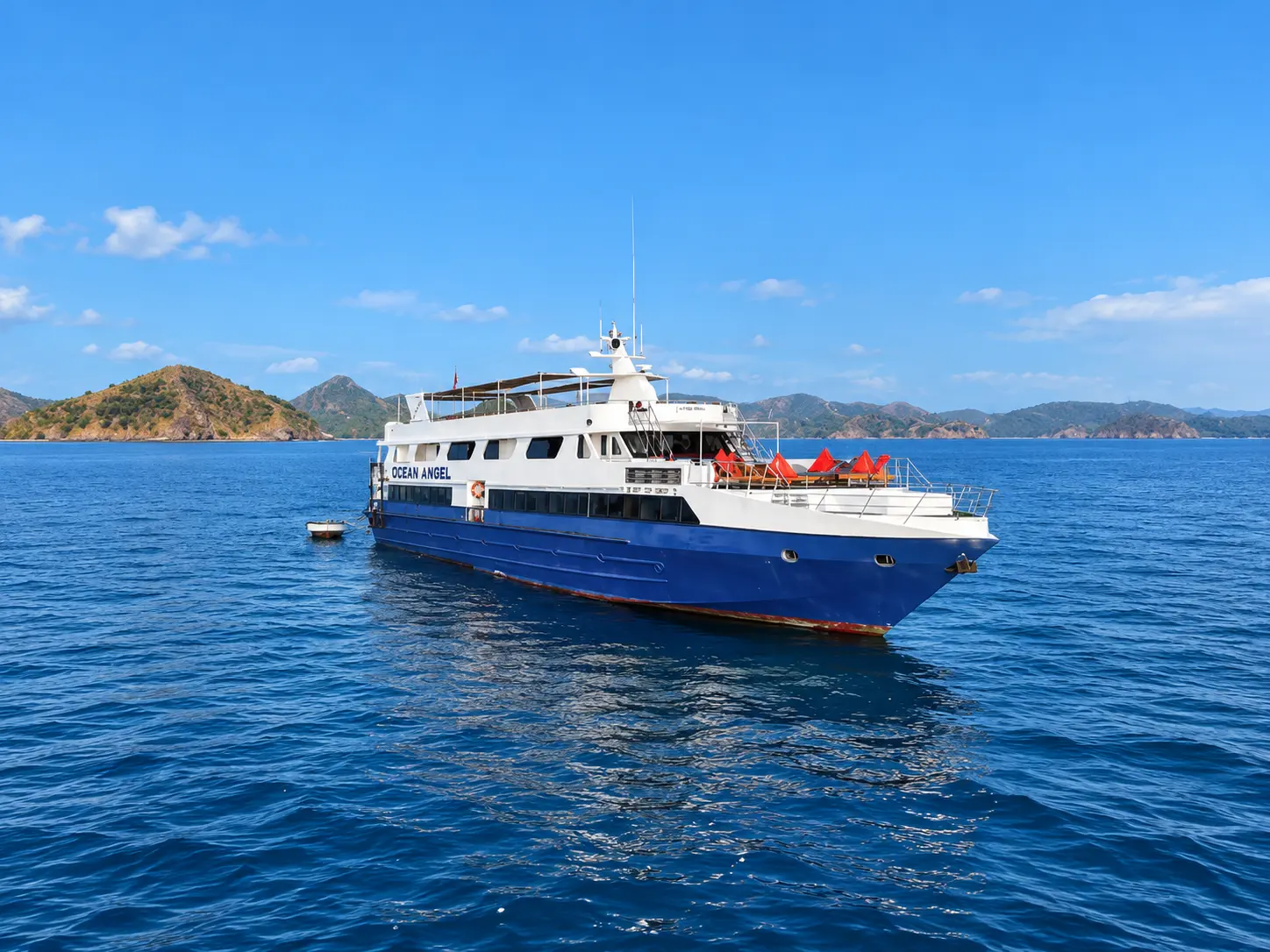 Ocean Angel, kapal berlambung biru dengan kabin putih di perairan Taman Nasional Komodo