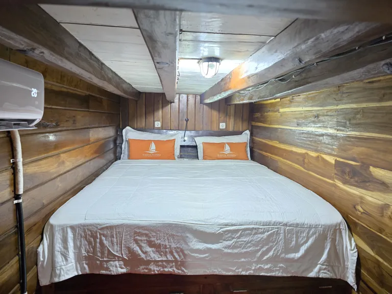 Kabin Kalong di kapal Pelita Arunika, ranjang double