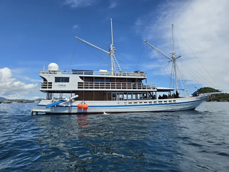Kapal Pelita Arunika berlayar di perairan Labuan Bajo