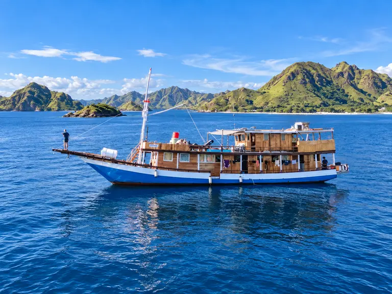 Pesona Bajo, kapal kayu berlambung biru di perairan Taman Nasional Komodo