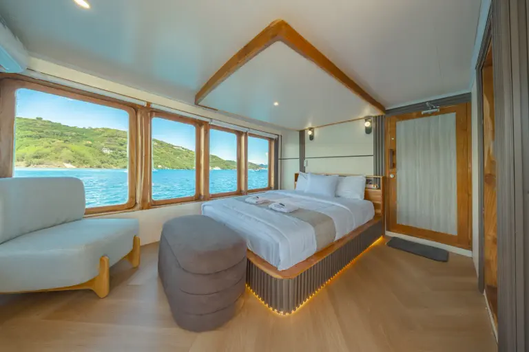 Master Cabin Raja Bintang 03, ranjang queen dan jendela laut di dua sisi