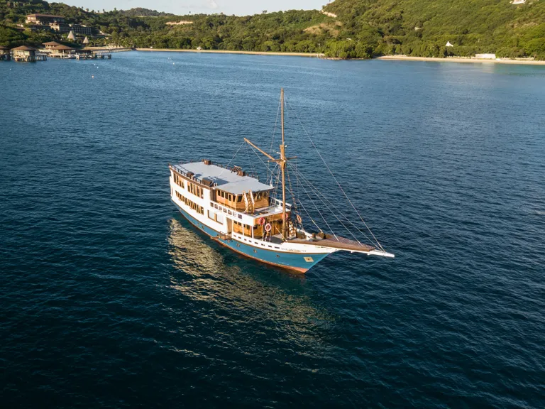 Kapal Raja Bintang 03 berlayar di perairan Komodo