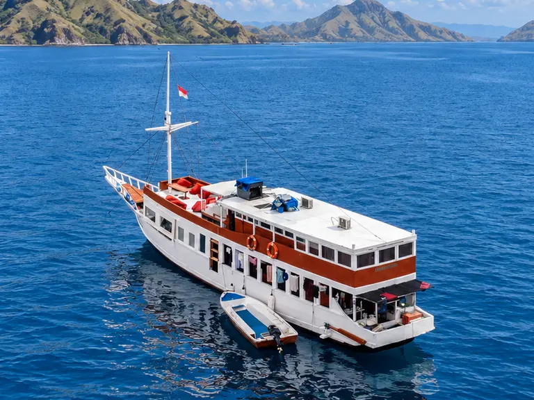 Ramadani Star, kapal kayu berlambung putih dan merah di perairan Taman Nasional Komodo