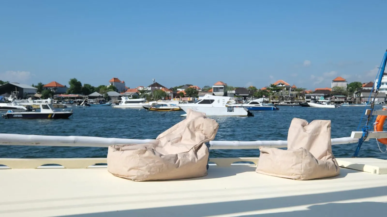 Dek santai Sabbar Cruise dengan dua bean bag menghadap laut