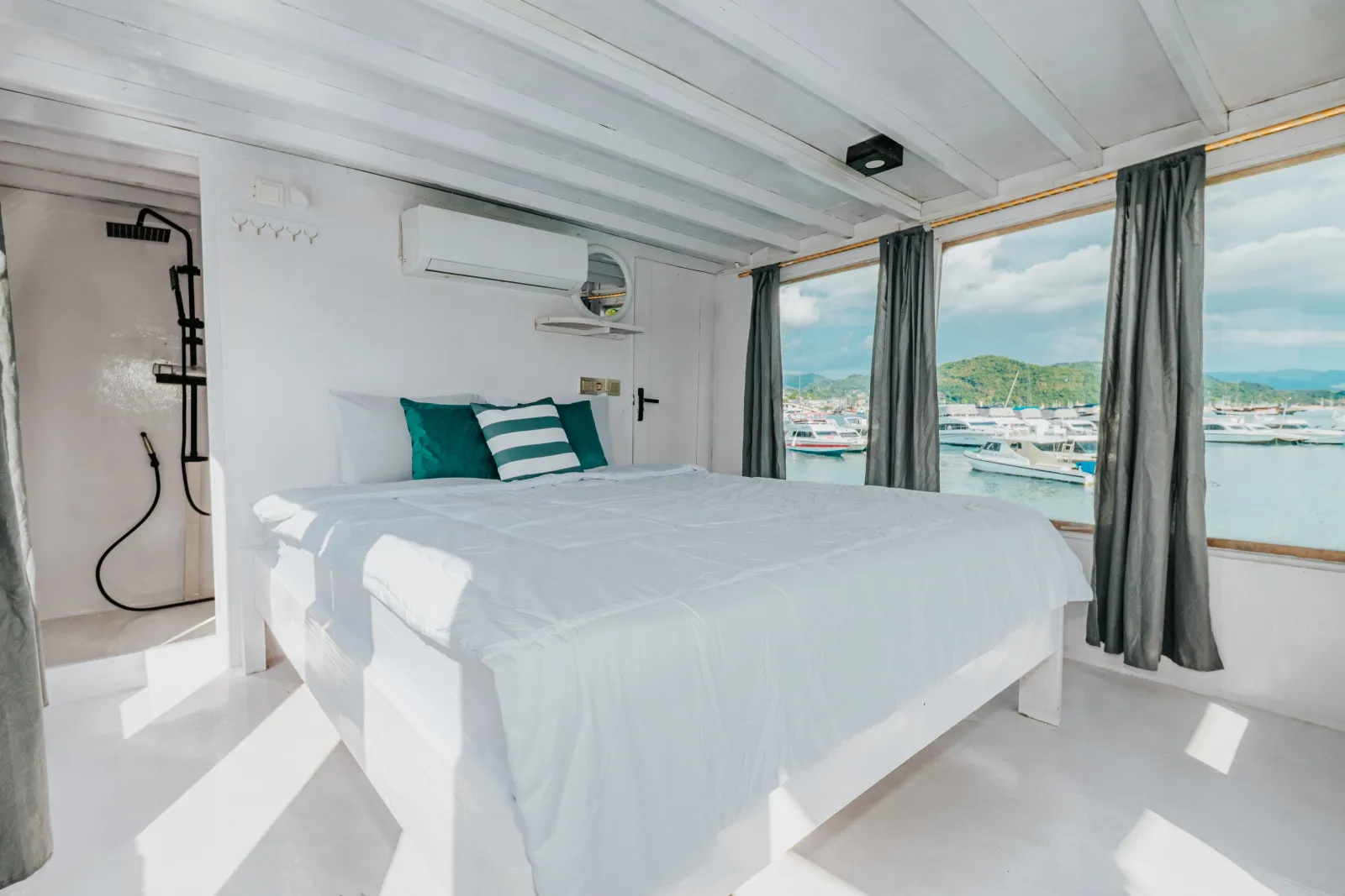 Master Cabin Sabira di dek atas, ranjang queen dengan jendela laut di tiga sisi