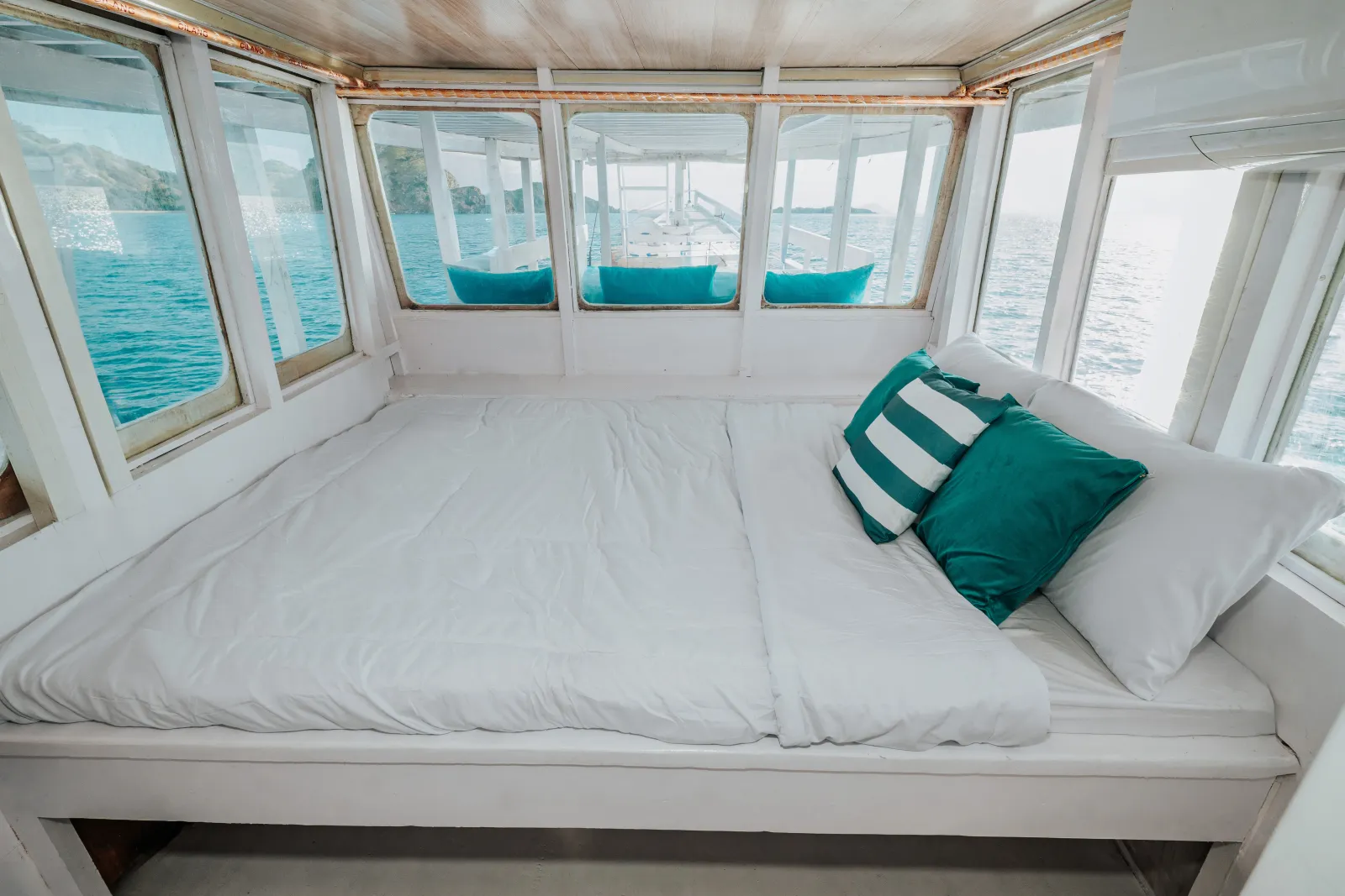 Private Cabin 270' Sea View Sabira, ranjang double dikelilingi jendela laut