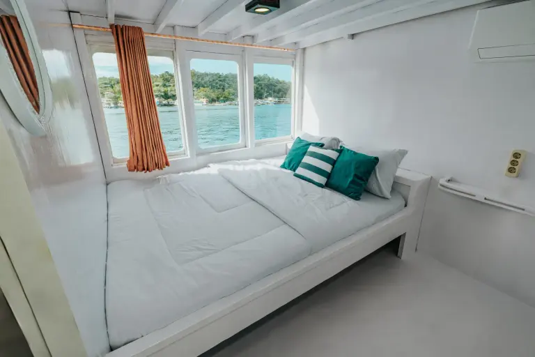 Kamar Private Cabin Upper Deck, ber-AC, kamar mandi dalam, 2 tamu di Kapal Sabira