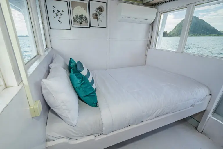 Kamar Private Cabin Main Deck, ber-AC, kamar mandi dalam, 2 tamu di Kapal Sabira
