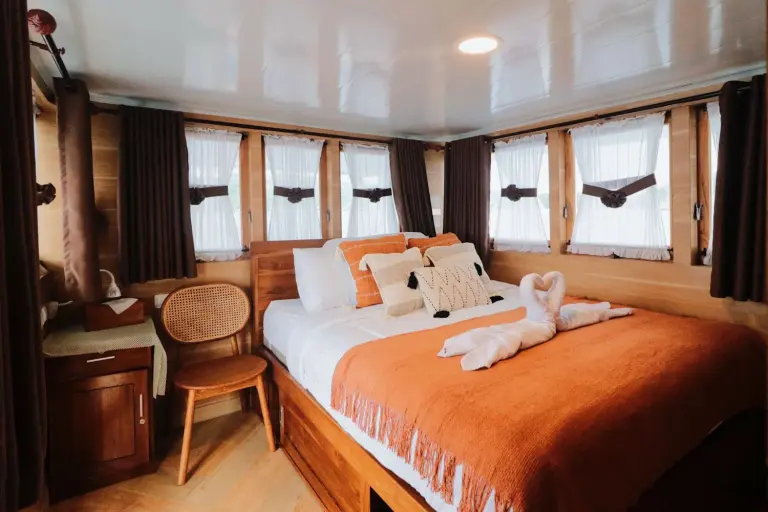 Kamar Master Room di Kapal Sands Bajo