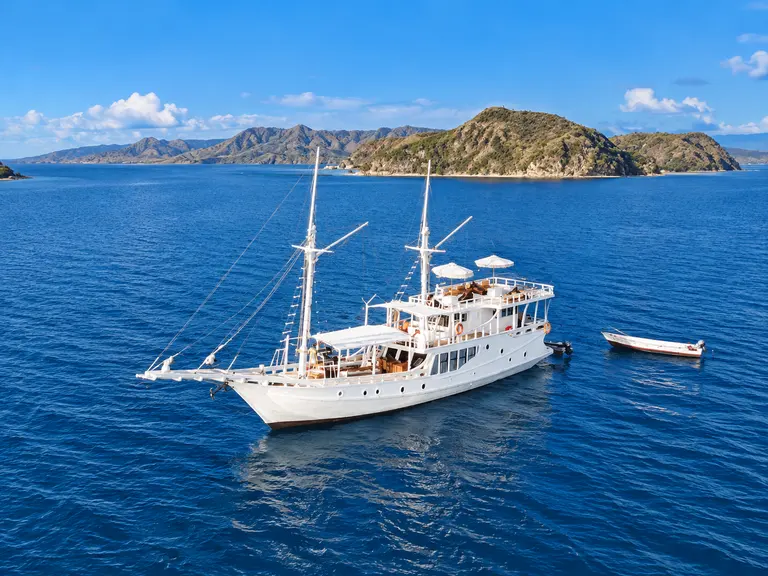 Sands Bajo, phinisi putih dengan dua tiang di perairan Taman Nasional Komodo