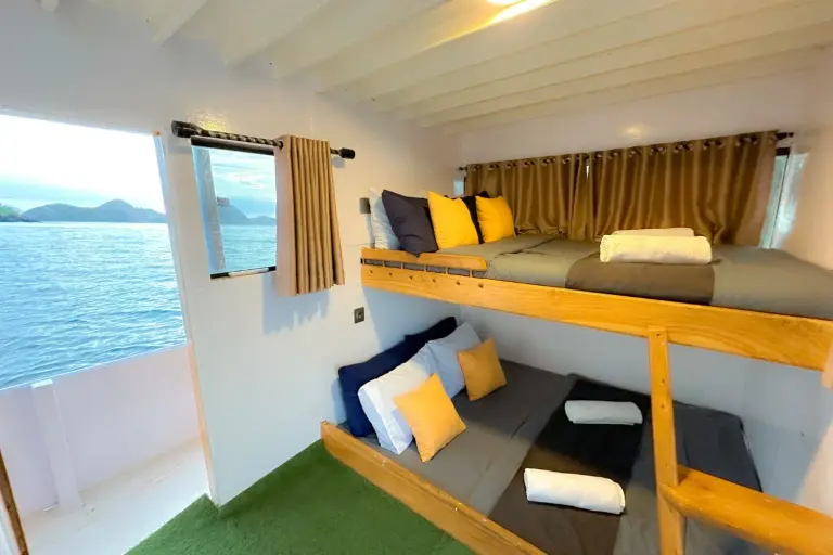Kamar Deluxe Cabin, kamar mandi dalam, 4 tamu di Kapal Santemako