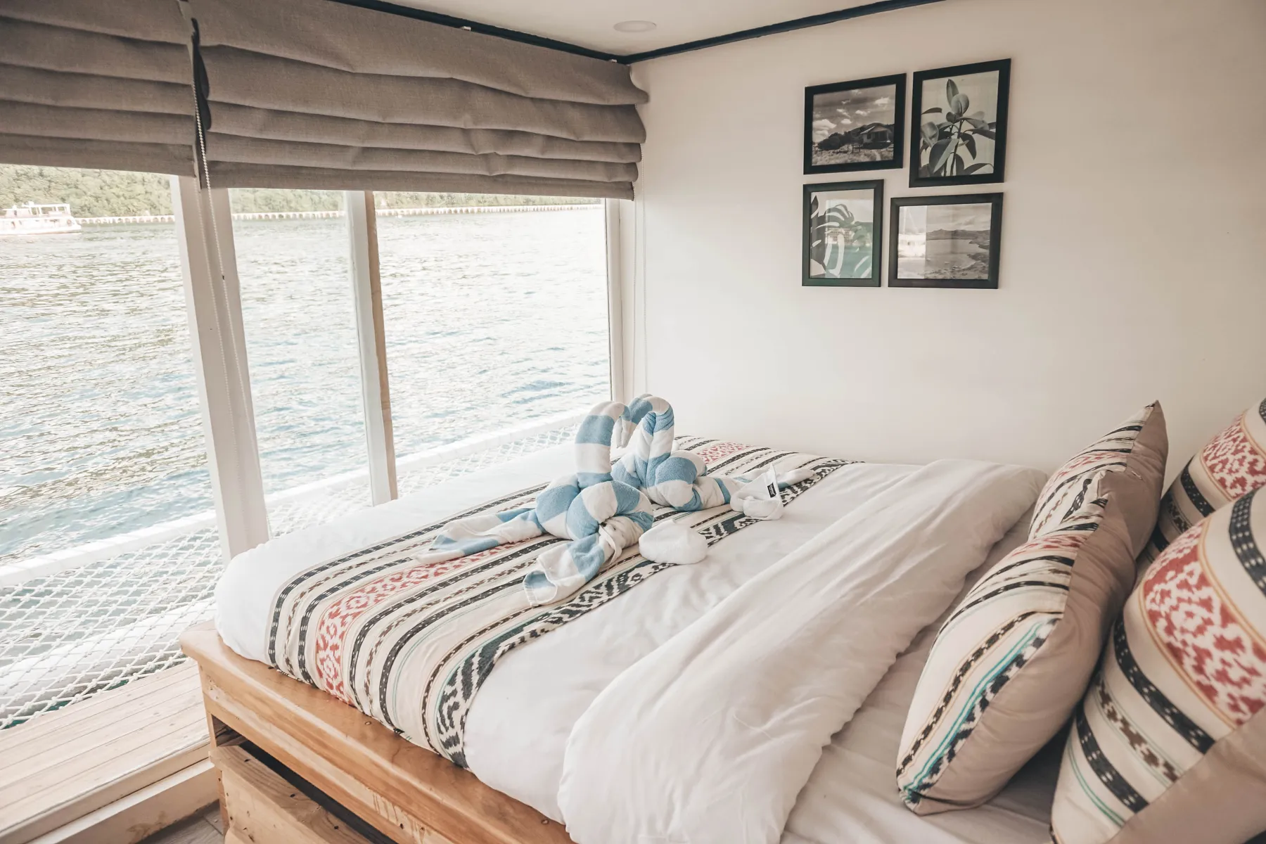 Manta Cabin Sea Familia I, queen bed dengan bingkai foto dan jendela lebar ke laut