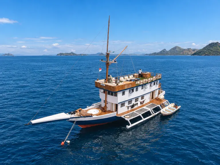Sea Familia I, kapal kayu dua tingkat dilihat dari udara di perairan Taman Nasional Komodo