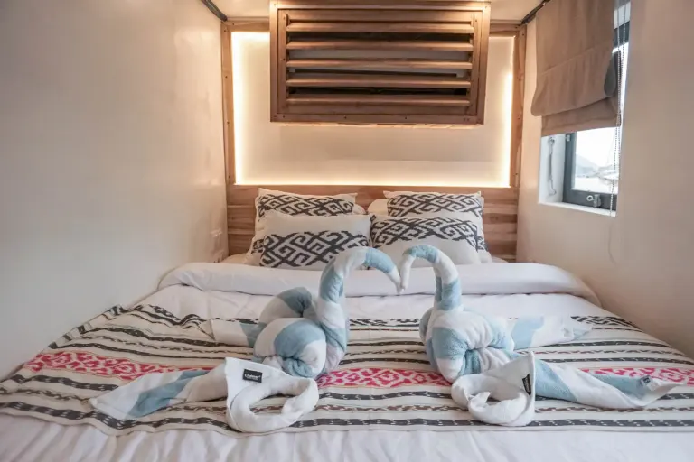 Turtle Cabin Sea Familia I dengan kepala ranjang kayu berlampu