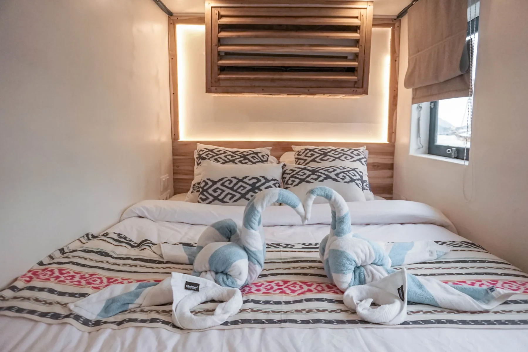 Turtle Cabin Sea Familia I dengan kepala ranjang kayu berlampu