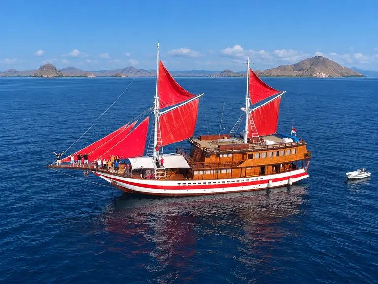 Sea Familia II, phinisi kayu dengan layar merah di perairan Taman Nasional Komodo