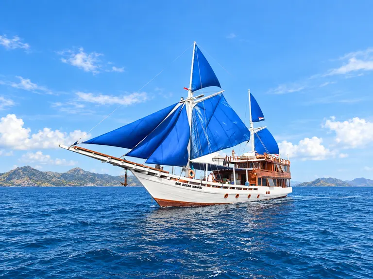 Soe Besar Vanrei, phinisi dengan layar biru terkembang di perairan Taman Nasional Komodo