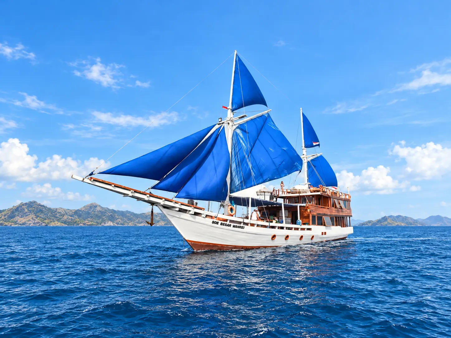 Soe Besar Vanrei, phinisi dengan layar biru terkembang di perairan Taman Nasional Komodo
