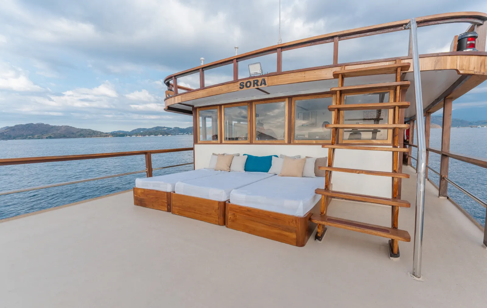Sundeck depan Sora dengan daybed putih di bawah ruang kemudi