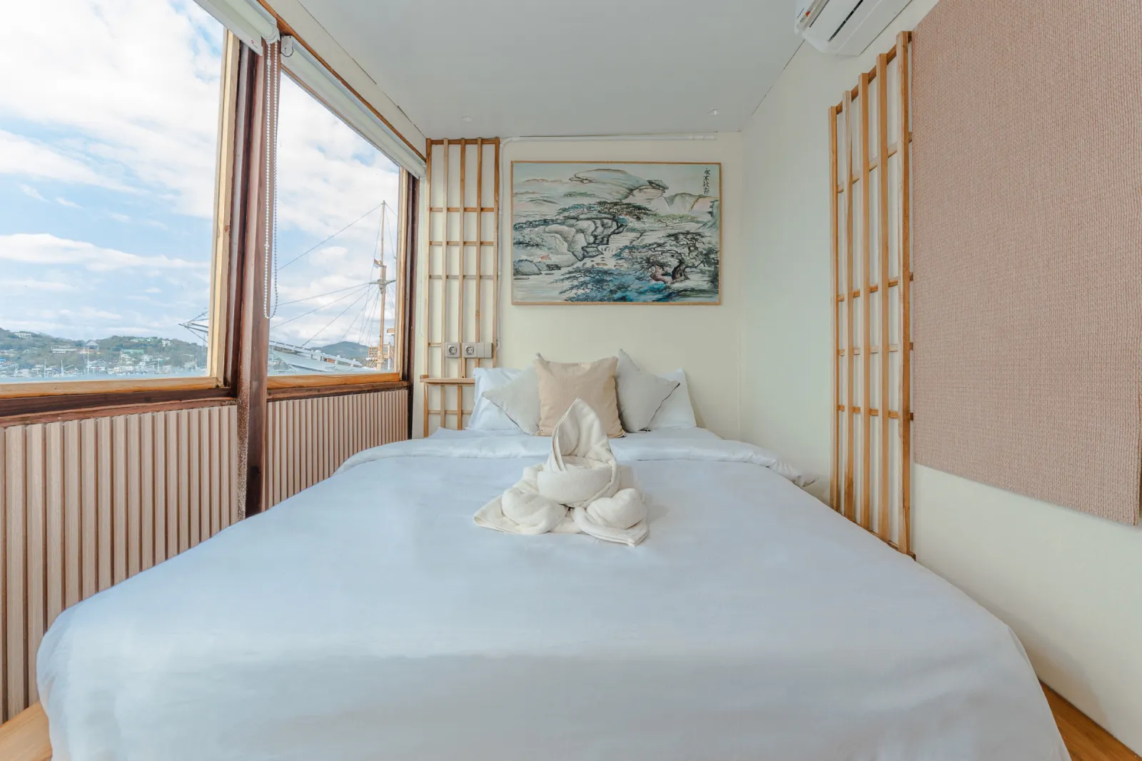 Signature Cabin Sora dengan panel kayu bergaya Jepang dan jendela ke laut