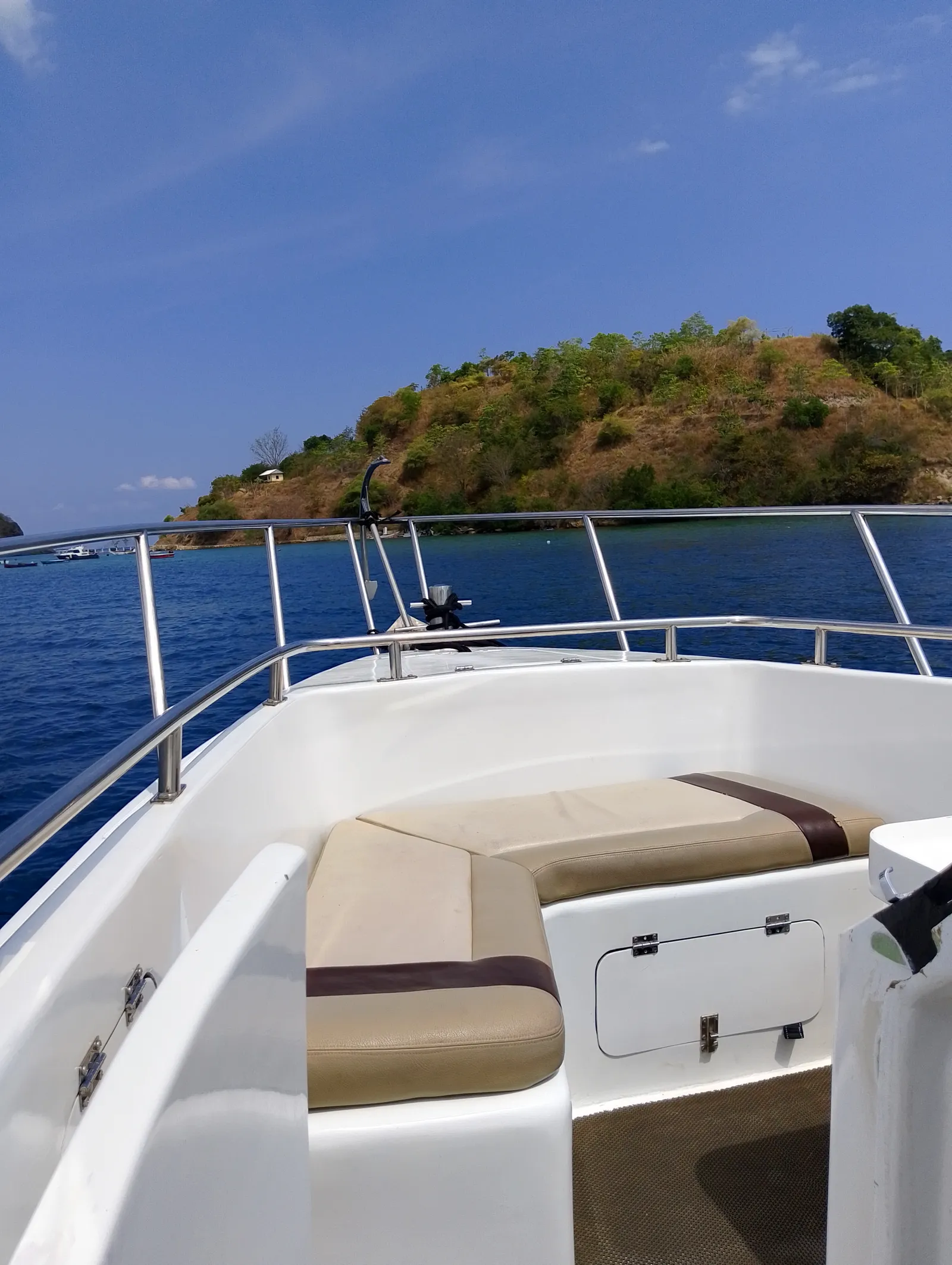 Dek depan speedboat Sea Zaydan dengan bantalan santai